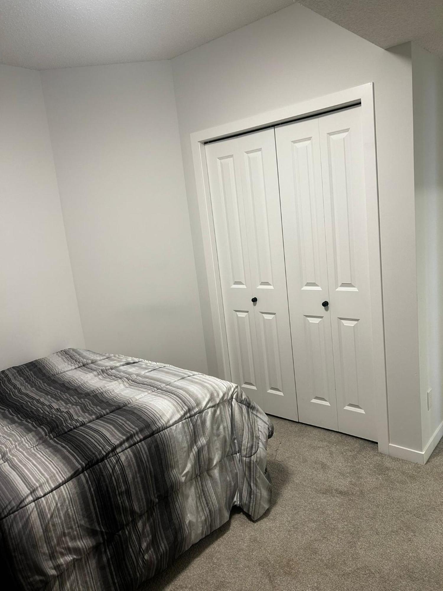 Praise Bethel -homely Walkout Basement In Calgary